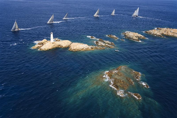 Maxi fleet rounding Monaci Island - Photo By: Rolex / Carlo Borlenghi