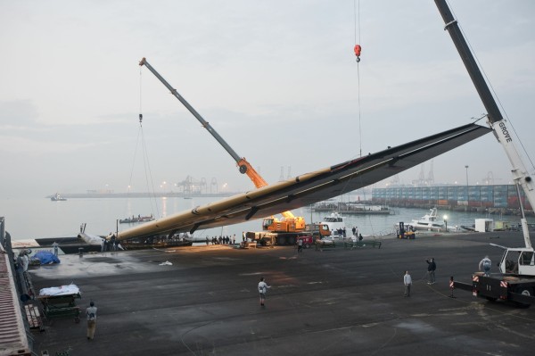 19/01/2010 - Valencia (ESP) - 33rd America's Cup - BMW ORACLE Racing - Wing install- Photographer: Gilles Martin-Raget