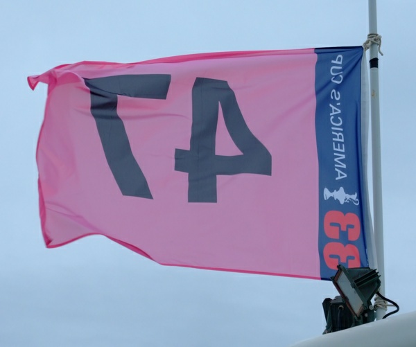 AC 33 - Flagge auf Presseboot - Photocopyright: SailingAnarchy.de