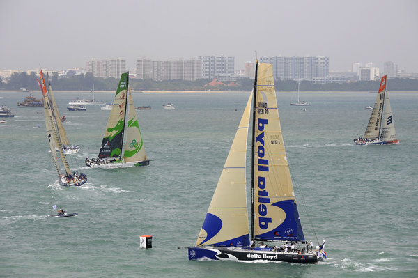 The fleet of Volvo Open 70?s battle around the short course during the Singapore In-Port Racing. - Photocredit: Rick Tomlinson/Volvo Ocean Race