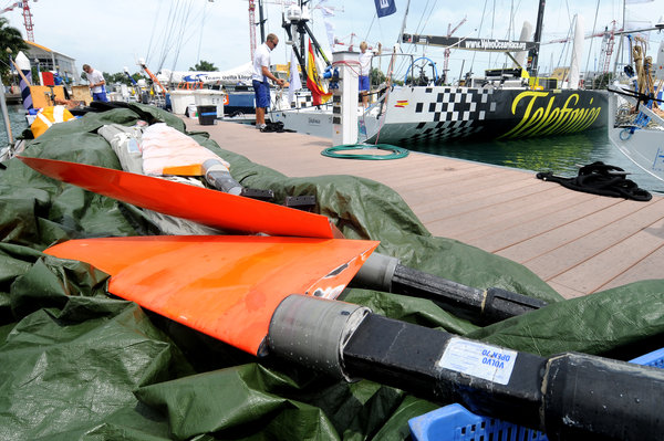 Telefonica Black changes their rudders in preparation for Leg 4 of the Volvo Ocean Race 2008-09 from Singapore to Qingdao, China - Photocredit: Dave Kneale/Volvo Ocean Race