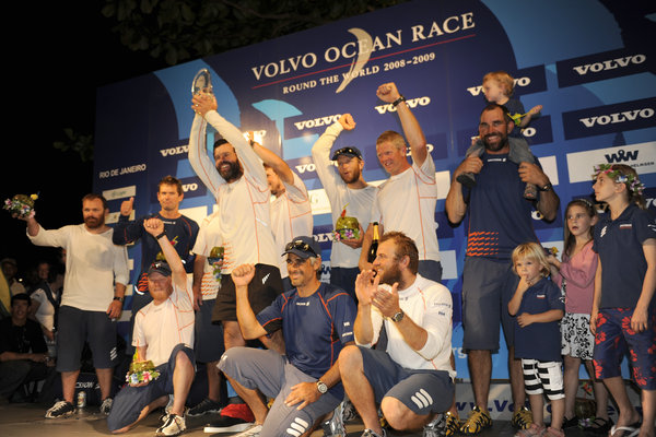 E4 feiert den zweiten Platz im Leg 5 - Photocredit: Rick Tomlinson/Volvo Ocean Race
