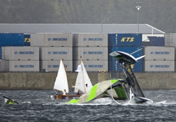 Ecover, skippered by Mike Golding, capsize between race 3 and race 4 on day 1 of the iShares Cup at Kiel 2009 - Photocredit: Th.Martinez/Sea&Co/OCEvents  
