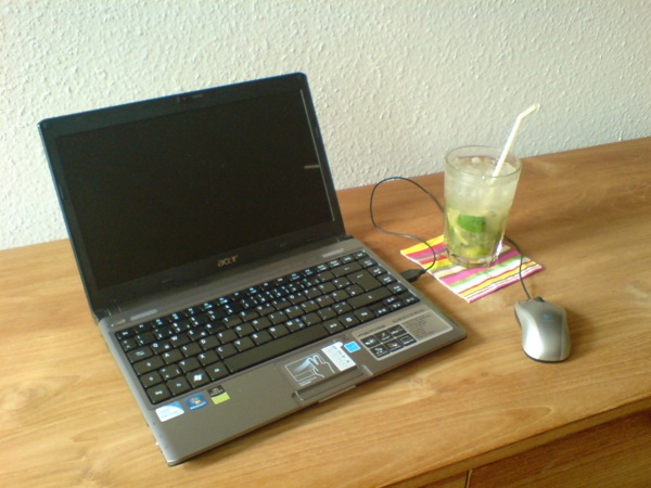 Laptop + Cocktail - Photocopyright: SailingAnarchy.de