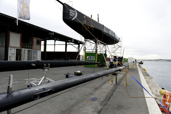 Abu Dhabi Ocean Racing prepare their new mast and rigging in Alicante- Photo Credit: PAUL TODD/Volvo Ocean Race