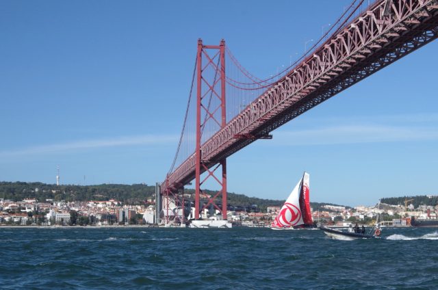 VOR - Lissabon - Dongfeng führt hinaus auf den Atlantik - Photo © SailingA